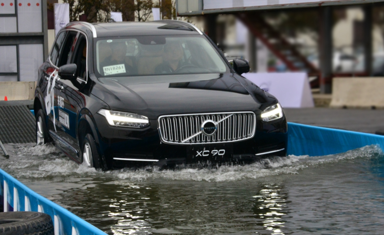 不服来战—沃尔沃全新XC90全能王者决战上海滩